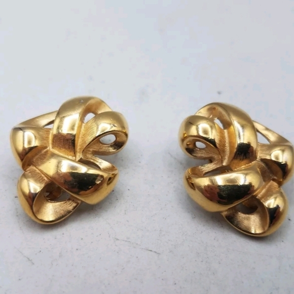 GIVENCHY Vintage 70s Gold Plated Sculptural Clip-On Earrings – Statement Retro - Picture 4 of 5